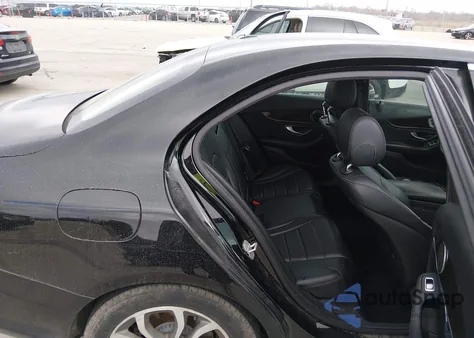 2015 Mercedes-Benz C 300 Luxury/Sport z USA, uszkodzony, nr VIN 55SWF4JB9FU067561